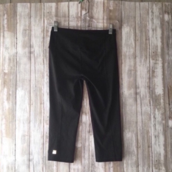 Victoria's Secret VSX Black Crop Leggings - Picture 4 of 7